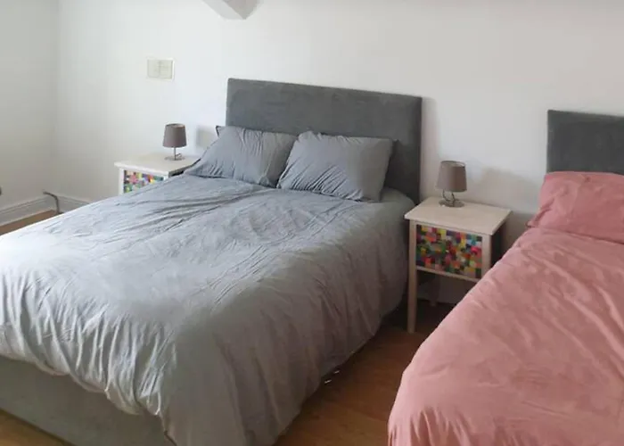 3br - Sleeps 7 - Free Parking -